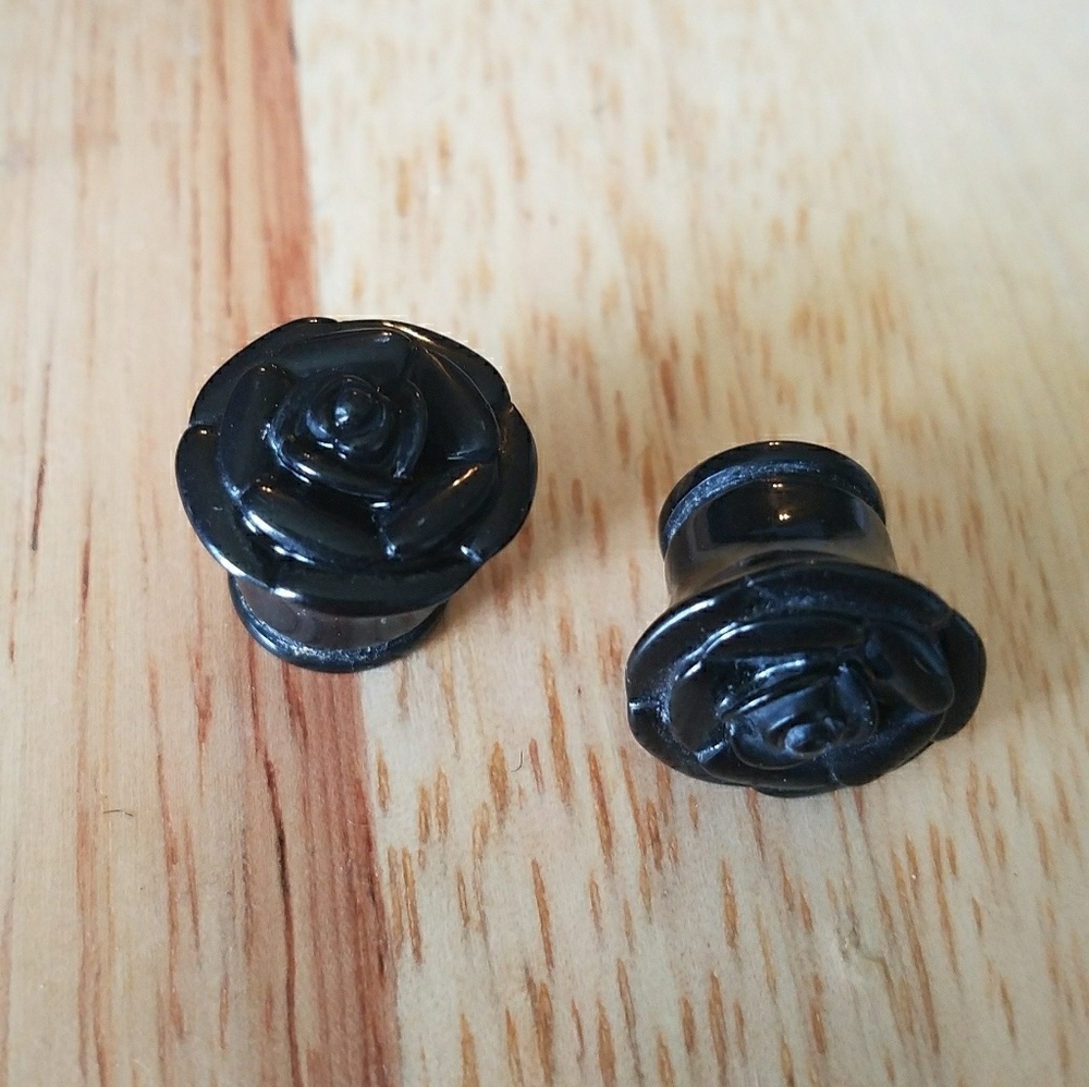 1/2" gauge Black rose earrings 🌻